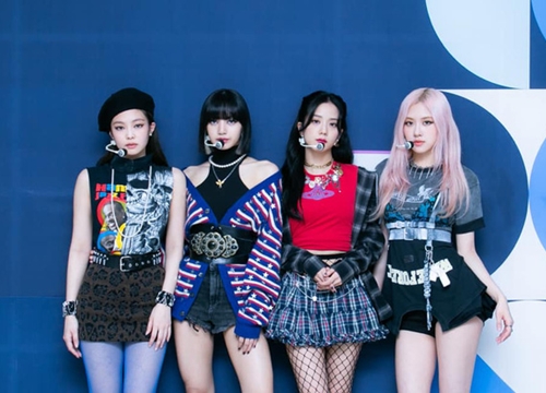 Stylist của BLACKPINK lại cố tình chọc fan chiến nhau: Cả nhóm đi diễn đều mặc lại đồ cũ, riêng Jennie được diện outfit mới toanh?