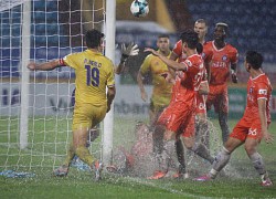 Bi hài V-League: Nam Định - Đà Nẵng quần nhau dưới sân như ruộng vì mưa lớn