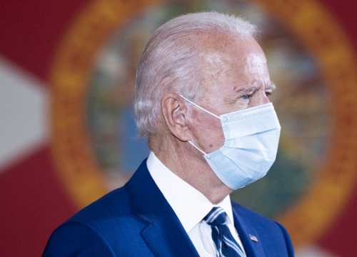 Biden đi máy bay cùng nhân viên dương tính nCoV