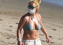 Britney Spears tắm biển một mình