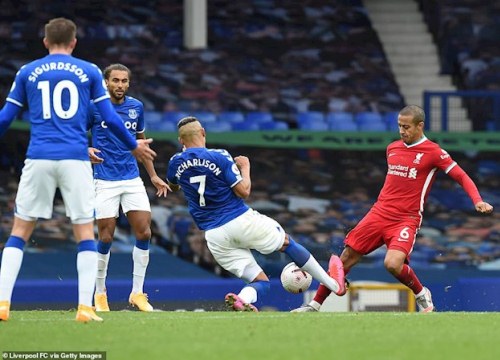 Derby Merseyside chứng kiến số thẻ đỏ kỷ lục