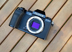 Fujifilm công bố máy ảnh X-S10: Nhỏ nhắn, vừa túi tiền, đủ tính năng