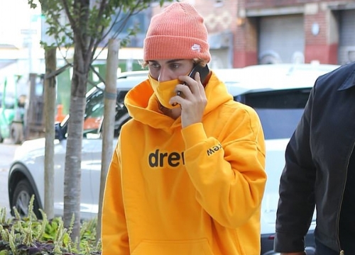 Justin Bieber diện set đồ vàng rực đến phòng thu ở New York