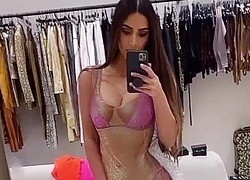 Kim Kardashian được tặng đầm có hình body chính mình