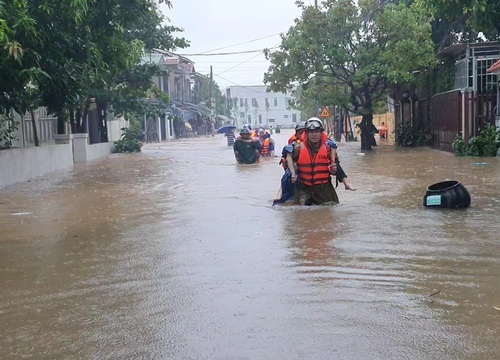 Kịp thời giải cứu toàn bộ giáo viên, học sinh khi nước lũ bủa vây trường