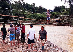 Làm cầu tạm đưa học sinh trở lại trường