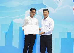 Nam sinh trong "Cặp lá yêu thương" được tặng 1 năm học phí