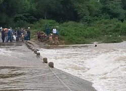 Người đàn ông bị lũ cuốn mất tích khi qua đập tràn ở Nghệ An