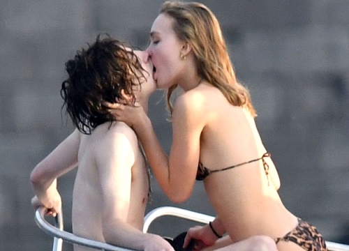 Timothée Chalamet xấu hổ về loạt ảnh hôn Lily-Rose Depp