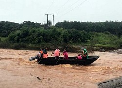 Nữ hộ sinh bị nước lũ cuốn trôi trên đường về nhà