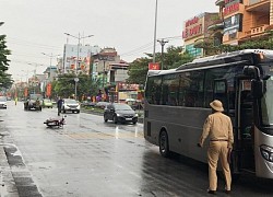 Tai nạn giao thông chiều 18/10: Xe tải mất lái húc bay dải phân cách, tông sập nhà dân