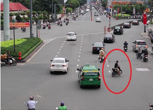 Thanh niên đầu trần, chạy xe máy ngang nhiên cắt đoàn xe ưu tiên ở TP. Hồ Chí Minh