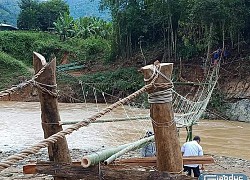 Thầy cô làm cầu tạm vượt lũ cho học sinh đến trường