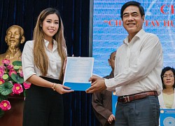 Tiên Nguyễn đại diện nhà tỷ phú Johnathan Hạnh Nguyễn trao 2 tỷ hỗ trợ miền Trung, 1,3 tỷ cho gia đình 13 cán bộ gặp nạn ở Rào Trăng 3