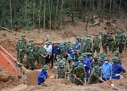 Truy thăng quân hàm và tặng Huy hiệu "Tuổi trẻ dũng cảm" cho hai cán bộ trong đoàn công tác