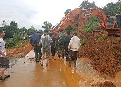 Xót xa khoảnh khắc người mẹ bật khóc nhìn về phía núi rừng chờ tin con sau vụ sạt lở kinh hoàng ở Quảng Trị