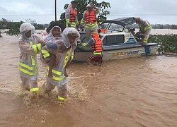 Các chiến sĩ ca hát khi cứu trợ người dân ở Quảng Trị