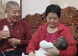 Cặp vợ chồng già U70 vẫn sung mãn chuyện yêu, sinh con thứ cách con đầu lòng 40 tuổi