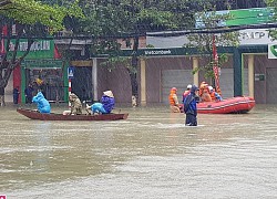 Chủ khách sạn cho người dân ở miễn phí tránh lũ