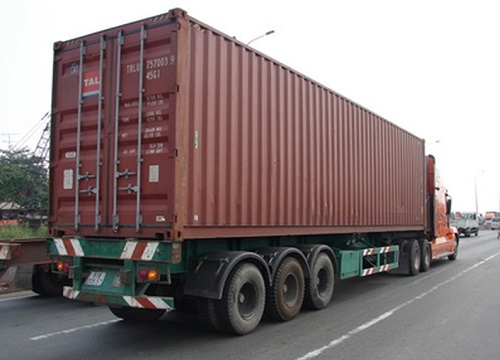 CLIP: Phút va chạm thót tim khiến nữ sinh lọt gầm xe container, cái kết mới bất ngờ