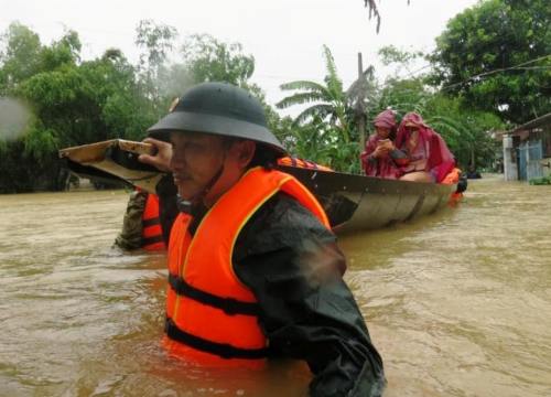 Cứu người lút trong lũ dữ