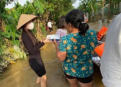 Đoàn của Thuỷ Tiên ném đồ cứu hộ vào nhà dân vì không thể tiếp cận