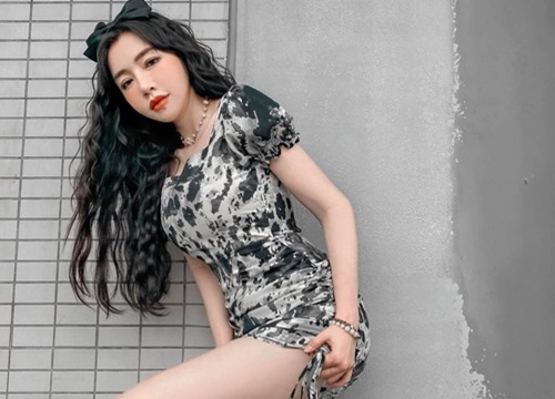 Elly Trần tạo dáng với váy áo sexy