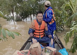 'Giang hồ mạng' Huấn Hoa Hồng ghi điểm khi trực tiếp chèo xuồng cứu trợ miền Trung, trao mì gói, áo phao