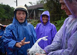 Người dân vùng lũ tặng lại quà cho đoàn từ thiện giúp đỡ