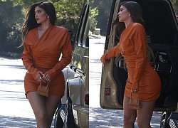 Kylie Jenner khoe vòng ba với váy bó