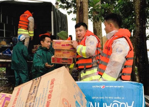 "Lá rách ít, đùm lá rách nhiều" trong mưa lũ