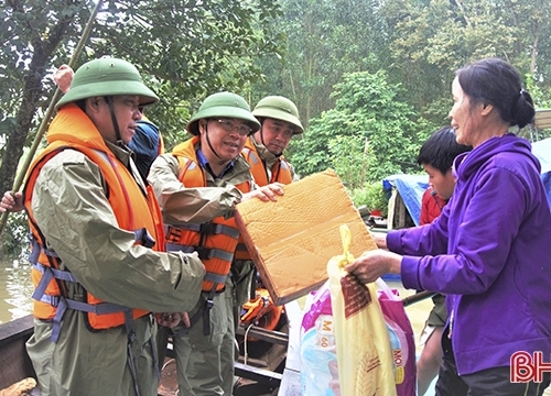 Lãnh đạo huyện Hương Khê trao quà cứu trợ bà con vùng lũ