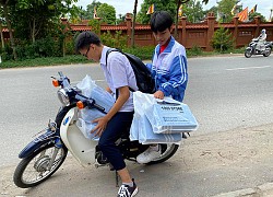 Lớp học chịu chơi nhất 20/10: Con trai chi số tiền khủng mua 25 đôi giày hiệu tặng các bạn nữ