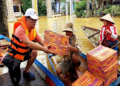 Ngân hàng ủng hộ đồng bào miền Trung hàng chục tỉ