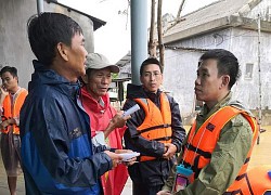 Nghe người miền Trung kêu cứu, cư dân mạng 'rời bàn phím' lao vào lũ dữ cứu người