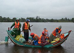 Nghẹn ngào bữa cơm ăn vội chống đói của đoàn tiếp tế cho dân vùng lũ