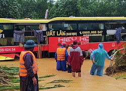 Những người quả cảm giải cứu 18 hành khách trên xe giữa dòng lũ cuốn