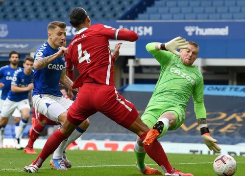 Pickford không bị phạt sau pha vào bóng với Van Dijk