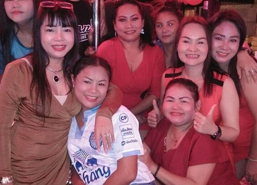 Quán bar Pattaya livestream bán hàng cho khách quốc tế