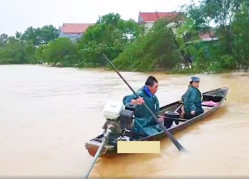 Quảng Bình: Người phụ nữ bật khóc khi thấy lực lượng cứu hộ