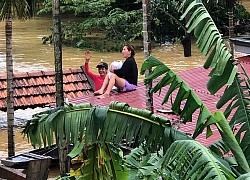 Quảng Bình: Người phụ nữ dỡ ngói kêu cứu giữa nước lũ lớn, trên tay bế bé sơ sinh đã được đưa đến nơi an toàn