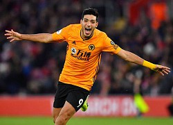 Raul Jimenez đạp vào 'hạ bộ' đối phương sau khi ghi bàn giúp Wolverhampton thắng Leeds