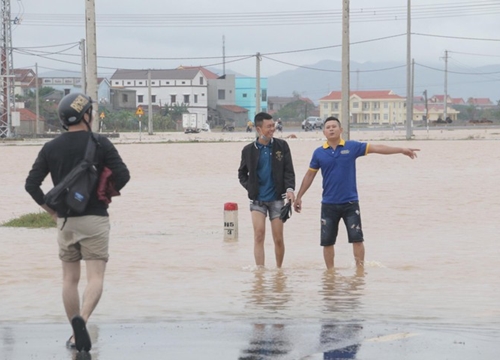 Nước lũ rút, người Quảng Bình trở về nhà dọn dẹp