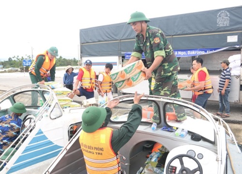 Tặng quà cứu trợ cho người dân vùng lũ Quảng Trị