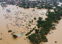 Thâu đêm gói bánh chưng, vượt cả trăm cây số mang ca nô đến hỗ trợ đồng bào miền Trung