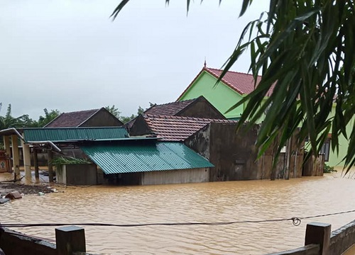 Thuê thuyền vào vùng ngập sâu cứu trợ người dân, đoàn thiện nguyện bức xúc khi gặp phải nhà thuyền hét giá 6 triệu/chuyến