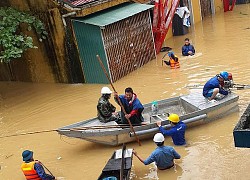 Tiếng khóc xé lòng của cháu bé sơ sinh được các chiến sĩ giải cứu khỏi căn nhà ngập sâu trong nước lũ ở Quảng Bình