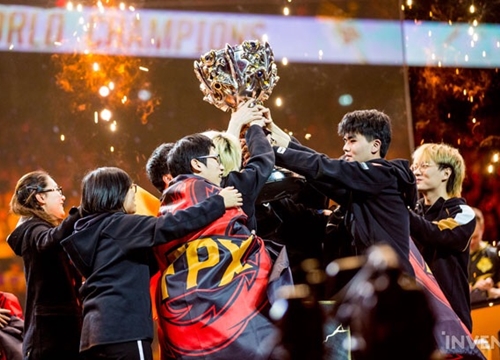 Top Esports đấu tập toàn thua, đồng nghiệp Funplus Phoenix an ủi - 'Đấy là thủ tục để nâng cúp nha'