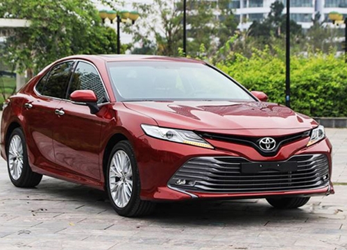 Toyota Camry bản cao cấp nhất giảm giá 75 triệu đồng