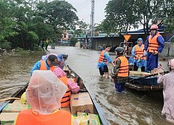 Tranh cãi về cứu trợ lũ lụt bằng mì tôm: Chuyên gia dinh dưỡng nói cứu đói là quan trọng